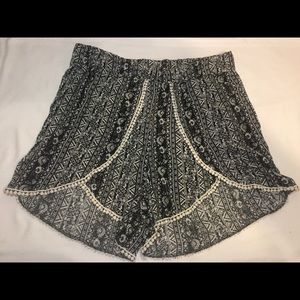 Riley + James 18/20W Trendy Black & White Shorts